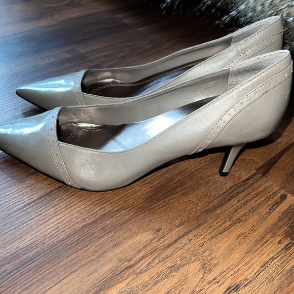 Tahari Womens Size 10 Taupe Heels 👠 - Picture 4 of 14
